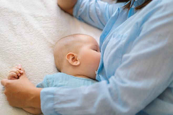 아기의 울음 소리가 엄마 뇌를 자극해 모유 분비를 촉진할 수 있다는 사실이 과학적으로 확인됐다.[사진=게티이미지뱅크]