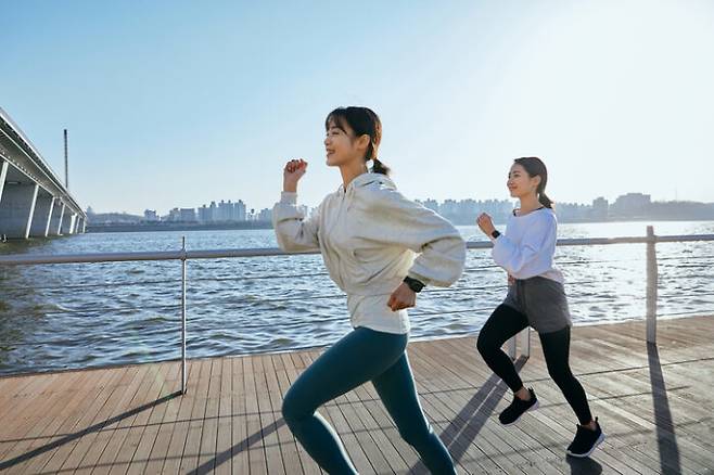 '셀럽의 픽'으로 유명한 공복 유산소 운동은 체지방 연소 비율을 높여 다이어트 효과를 높이는 것으로 알려져 있다. 그러나 몸에 더 무리를 주는 방법이기에 부작용도 따른다. [사진=게티이미지뱅크]