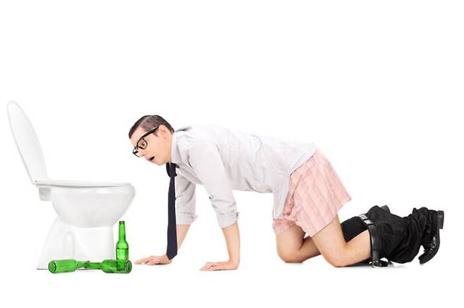 숙취와 함께 이어지는 설사로 인해 하루 종일 생활이 제대로 되지 않을 때도 있다. 술 마신 다음 날 배변에 문제가 생기는 건 왜일까. [사진=게티이미지뱅크]
