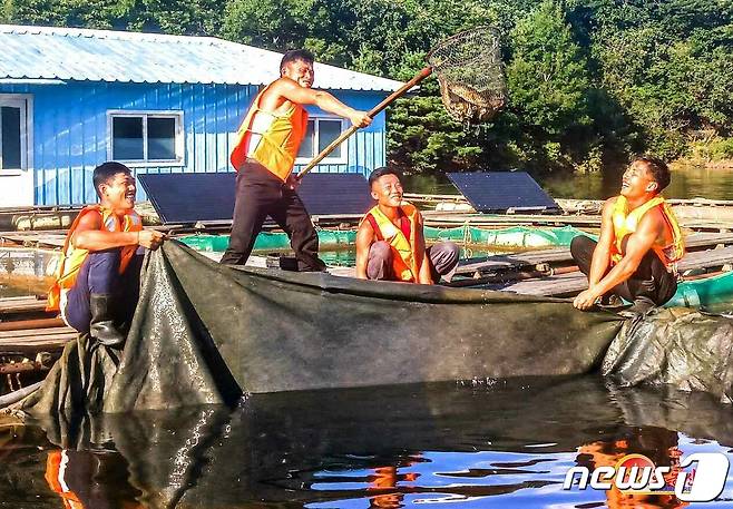 (평양 노동신문=뉴스1) = 북한 노동당 기관지 노동신문은 21일 "양어를 발전시키는 것은 인민들에게 신선한 물고기를 더 많이 공급하기 위한 중요한 방도의 하나"라고 양어를 독려했다. 사진은 태천호의 양어공들. [국내에서만 사용가능. 재배포 금지. DB 금지. For Use Only in the Republic of Korea. Redistribution Prohibited] rodongphoto@news1.kr