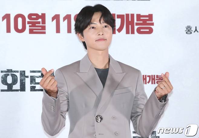 배우 송중기가 22일 서울 강남구 메가박스 코엑스에서 열린 영화 '화란‘(감독 김창훈) 언론시사회에서 하트 포즈를 취하고 있다. ⓒ News1 권현진 기자