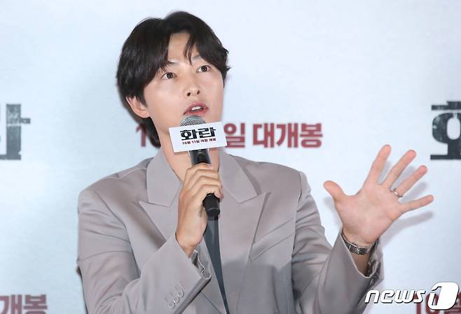 배우 송중기가 22일 서울 강남구 메가박스 코엑스에서 열린 영화 '화란‘(감독 김창훈) 언론시사회에서 노개런티에 대한 질문에 답하고 있다. ⓒ News1 권현진 기자
