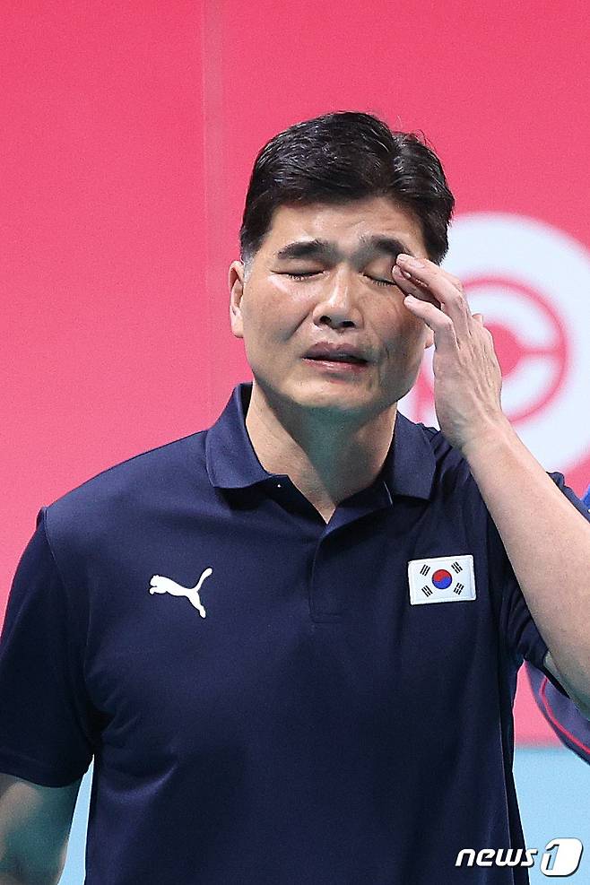 22일 오후 중국 샤오싱 차이나 텍스타일 시티 스포츠센터에서 열린 남자 배구 12강 토너먼트 대한민국과 파키스탄의 경기에서 임도헌 감독이 1세트를 내준 후 얼굴을 매만지고 있다. 2023.9.22/뉴스1 ⓒ News1 신웅수 기자