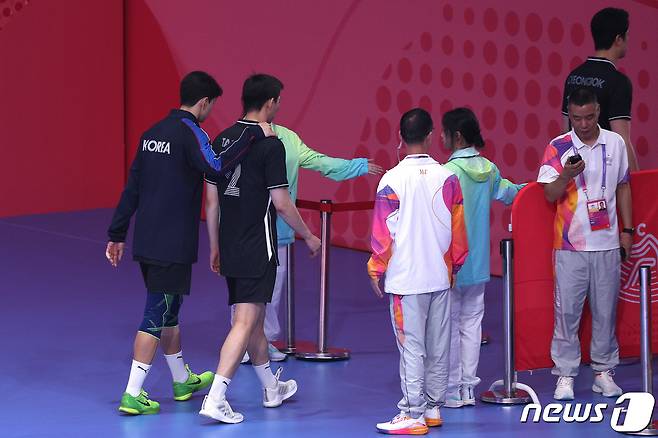 22일 오후 중국 샤오싱 차이나 텍스타일 시티 스포츠센터에서 열린 남자 배구 12강 토너먼트 대한민국과 파키스탄의 경기에서 0대 3으로 패한 후 황택의를 비롯한 선수들이 경기장을 나서고 있다. 2023.9.22/뉴스1 ⓒ News1 신웅수 기자