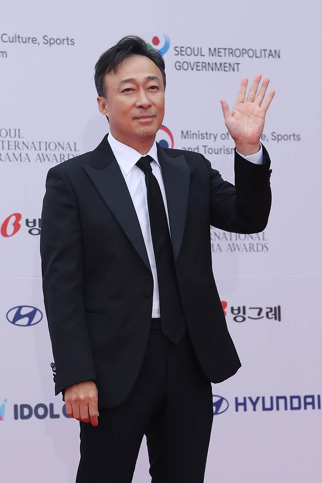 배우 이성민이 21일 오후 서울 영등포구 여의도 KBS홀에서 열린 서울드라마어워즈 레드카펫 행사에 참석하고 있다. 서울|연합뉴스