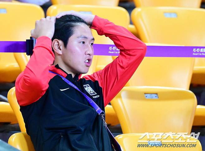 동료들 경기 지켜보는 이강인.