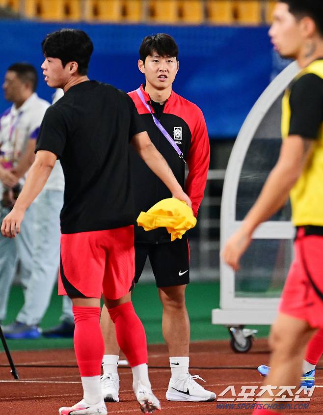 동료들의 훈련을 지켜보는 이강인.