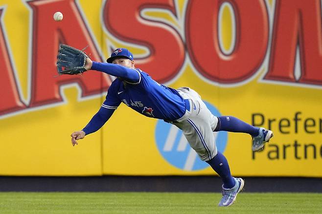 토론토 우익수 조지 스프링어가 8회말 DJ 르메이휴의 타구를 몸을 날려 캐치하고 있다. AP연합뉴스