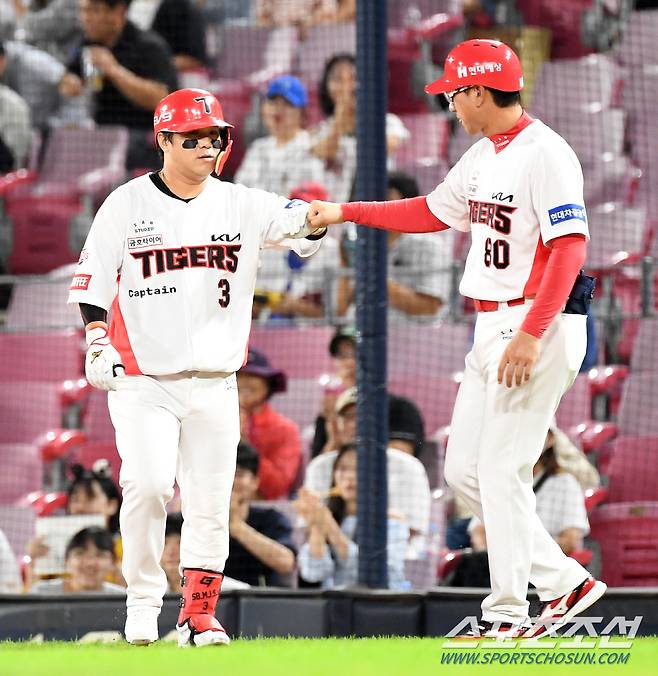 2023 KBO리그 KIA 타이거즈와 KT 위즈의 경기가 22일 광주기아챔피언스필드에서 열렸다. 3회말 무사 1루 KIA 김선빈이 출루에 성공한 뒤 숨을 고르고 있다. 광주=박재만 기자pjm@sportschosun.com/2023.09.22/