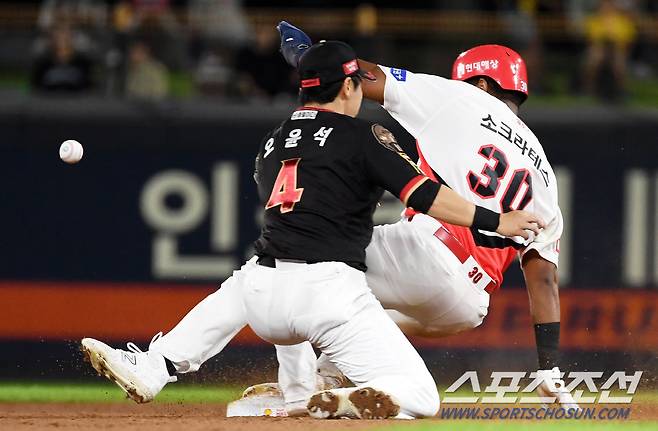 2023 KBO리그 KIA 타이거즈와 KT 위즈의 경기가 22일 광주기아챔피언스필드에서 열렸다. 5회말 2사 KIA 소크라테스가 2루를 훔치고 있다. 광주=박재만 기자pjm@sportschosun.com/2023.09.22/