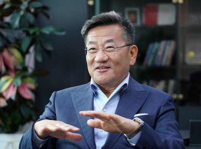 존 이(John Yi) 얀센백신 대표가 20일 인천 송도공장에서 조선비즈와 인터뷰하고 있다. 이 대표는 "한국과 같이 성장하는 글로벌 기업이 되고 싶다"고 말했다./한국얀센