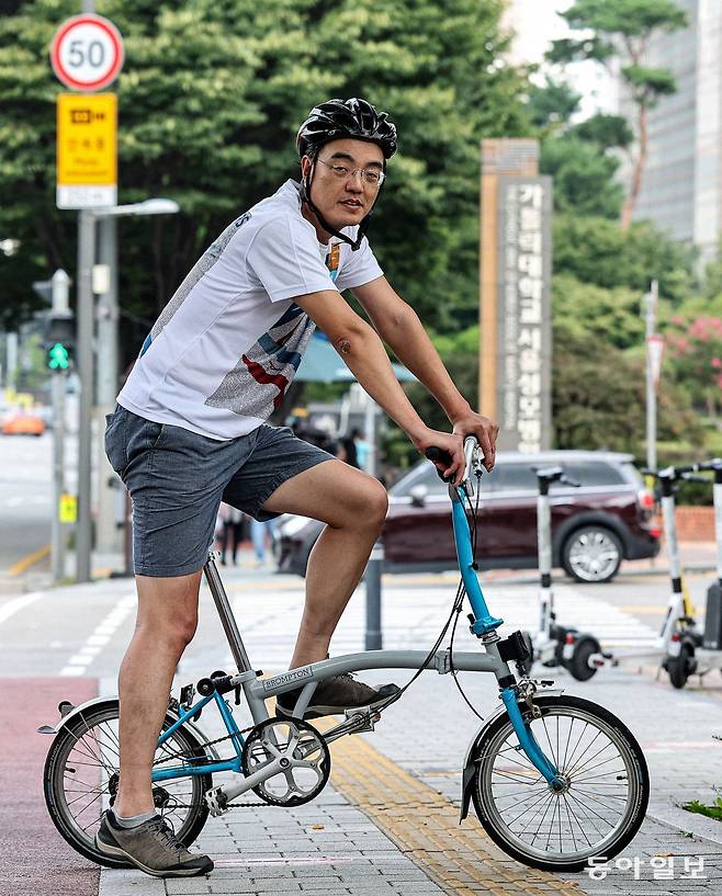 김성환 서울성모병원 순환기내과 교수는 7년 전, 해외연수 당시 처음 자전거를 탄 뒤 주 2회 이상 자전거 출퇴근을 유지하고 있다. 몸체가 작고, 접을 수 있는 ‘미니벨로’ 모델로, 강원도 속초와 제주 자전거 일주까지 해 냈다. 김 교수가 병원 주변 자전거 도로에서 자전거를 타고 있다. 송은석 기자 silverstone@donga.com