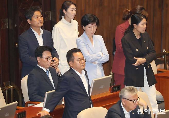 21일 국회 본회의에서 이재명 대표 체포동의안이 가결된 직후 심각한 표정으로 의장석을 바라보고 있는 민주당 의원들 모습. 이날 민주당 의원들은 이 대표를 체포해야할 필요성에 대해 30분 가량 연설한 한동훈 법무부 장관을 향해 고성을 지르기도 했다. 이훈구 기자 ufo@donga.com