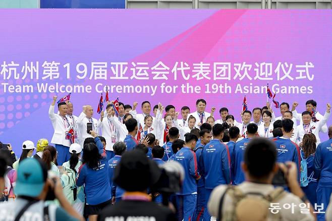22일 중국 항저우 선수촌에서 북한 선수단이 입촌식을 한 뒤 기념사진을 찍고있다. 김재명 기자 base@donga.com