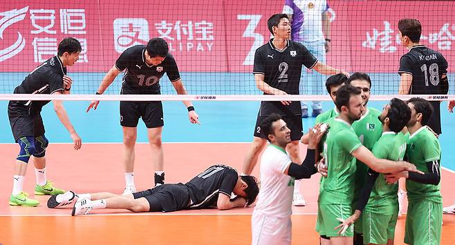 22일 오후 중국 샤오싱 차이나 텍스타일 시티 스포츠센터에서 열린 남자 배구 12강 토너먼트 대한민국과 파키스탄의 경기에서 김민재가 수비 실패 후 코트에 넘어져 있다. 2023.9.22. 뉴스1