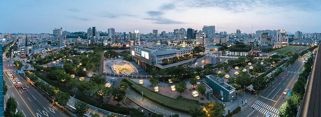 다양한 공연과 전시, 영화, 포럼 등 다채로운 문화예술 프로그램으로 관람객들을 불러 모으고 있는 광주 국립아시아문화전당 전경. ACC 제공