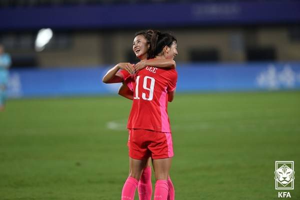 이은영(앞), 최유리(이상 한국 아시안게임 여자 축구 대표팀). 대한축구협회 제공