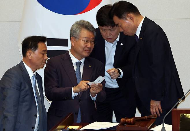 이재명 더불어민주당 대표의 체포동의안이 가결된 2023년 9월21일 국회 본회의에서 김진표 국회의장(오른쪽) 등이 논란이 된 투표용지를 살펴보고 있다. 연합뉴스