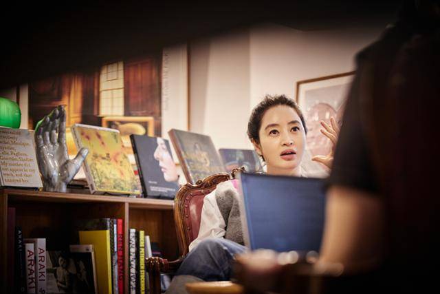 “어떤 순간 나도 모르는 나를 만날 때가 있다. 나인 것 같기도 하고 아닌 것 같기도 하다.” 그가 말하는 연기의 오묘한 매력이다. ⓒ강영호 사진작가