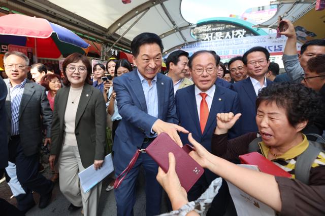 김기현 국민의힘 대표가 22일 대구 서문시장을 방문해 상인과 인사를 나누고 있다. 뉴시스