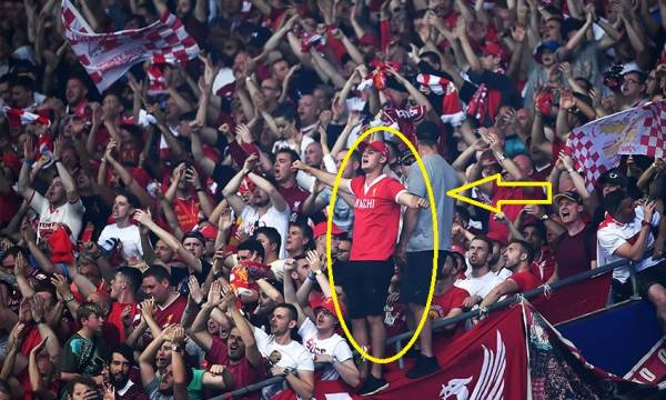 2017~18시즌 챔피언스리그 결승전은 우크라이나의 NSC 올림피스키 스타디움에서 열렸다. 사진은 잉글랜드에서 가장 열정적인 팬이라고 알려진 리버풀 서포터스 수천 명이 당시 경기장에서 응원하는 모습이다. 노란색으로 표시된 리버풀 팬의 셔츠에 새겨진 일본의 가전기업 히타치(Hitachi)에 특히 눈길이 간다. 리버풀은 1979년 잉글랜드 프로축구팀으로는 최초로 셔츠 스폰서를 도입했는데, 당시 스폰서가 히타치였다. 사진=리버풀 홈페이지