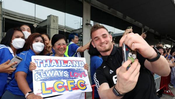 2023년 7월 레스터 시티가 프리시즌 투어의 일환으로 태국을 방문한 모습. 시티의 야쿠브 스톨라치크가 셀카를 찍을 때 팬들이 들고 있는 “Thailand Always Love LCFC(태국은 언제나 레스터 시티를 사랑한다)”는 플래카드가 돋보인다. 과연 그들은 ‘언제나’ 레스터 시티를 사랑할까? 사진=레스터시티 홈페이지