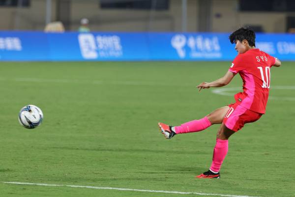 <yonhap photo-4938=""> 프리킥으로 골 만드는 지소연 (원저우[중국]=연합뉴스) 신현우 기자 = 22일 오후 중국 저장성 원저우 스포츠센터 스타디움에서 열린 항저우 아시안게임 여자 축구 조별리그 E조 1차전 한국과 미얀마의 경기. 한국 지소연이 프리킥으로 골을 넣고 있다. 2023.9.22 nowwego@yna.co.kr/2023-09-22 21:52:10/ <저작권자 ⓒ 1980-2023 ㈜연합뉴스. 무단 전재 재배포 금지.></yonhap>