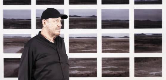 미국의 유명 환경 예술가 알란 손피스트가 첫 한국 전시를 앞두고 지난 19일 서울 종로구 뮤지엄웨이브에서 포즈를 취하고 있다. 배경의 작품은 그가 태평염전을 기반으로 만든 작품이다. 김현동 기자