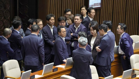 20일 오후 국회 본회의에서 이재명 체포동의안 가결선포직전 본회의장 뒤에 모여있던 민주당 의원들이 침통한 표정을 짓고 있다. 강정현 기자 / 230921