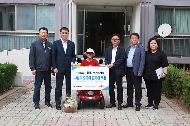 HL만도가 한국교통안전공단과 함께 전국 교통사고 피해 중증장애인 75명에게 '사랑의 오뚝이 휠체어'를 기증했다고 22일 밝혔다. 전동·수동 휠체어 44대와 전동 휠체어 배터리 14대, 전동스쿠터 17대가 전국 각지 대상자 자택으로 전달된다.  HL만도