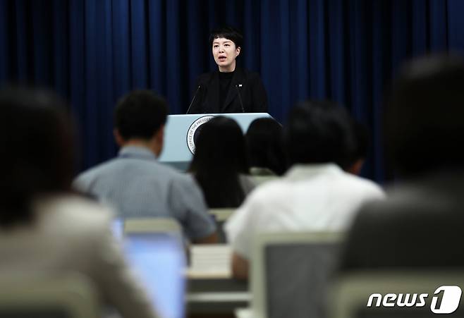 (서울=뉴스1) 오대일 기자 = 김은혜 홍보수석이 17일 오후 용산 대통령실 청사에서 한미일 정상회의 관련 브리핑을 하고 있다. 2023.8.17/뉴스1  Copyright (C) 뉴스1. All rights reserved. 무단 전재 및 재배포 금지.