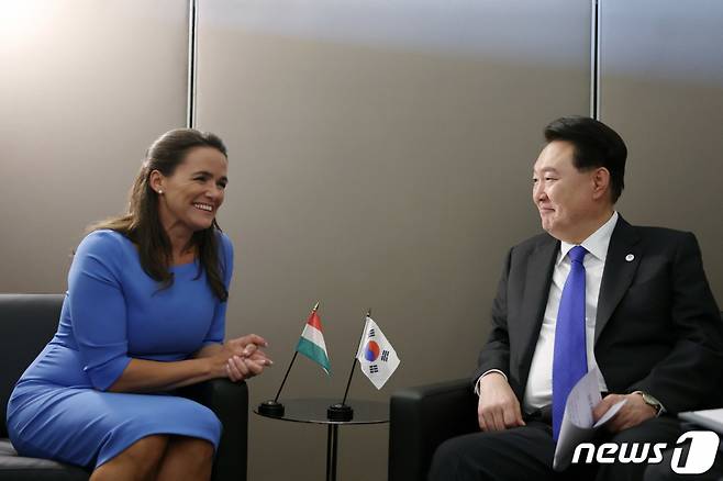 (서울=뉴스1) 오대일 기자 = 유엔총회 참석차 미국을 방문 중인 윤석열 대통령이 20일 오후(현지시간) 뉴욕에서 열린 한·헝가리 정상회담에서 커털린 노박 헝가리 대통령과 대화를 나누고 있다. (대통령실 제공) 2023.9.21/뉴스1  Copyright (C) 뉴스1. All rights reserved. 무단 전재 및 재배포,  AI학습 이용 금지.