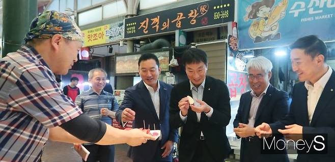 ▲ 전통시장 시식 맛 보는 이복현 금감원장과 금융권 인사들