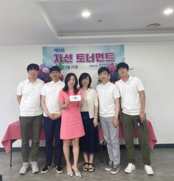 故 정주영 현대그룹 명예회장의 며느리가 이번 2022 항저우아시안게임 브리지 국가대표로 출전한다. 사진은 자선 브리지 대회에서 우승한 김혜영씨의 모습. /사진=한국브리지협회 홈페이지 캡처