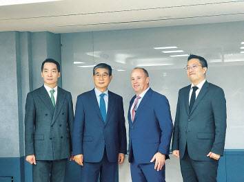 정지강(왼쪽부터) 신영자산운용 마케팅본부 팀장, 허남권 신영자산운용 대표이사, 데이비드 허드슨 베일리기포드 아시아 총괄, 임서홍 한국 대표 이사 유혜림 기자