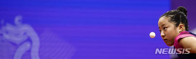 [항저우=뉴시스] 정병혁 기자 = 신유빈이 22일 중국 항저우 공슈 캐널 스포츠 파크 체육관에서 열린 2022 항저우 아시안게임 탁구 여자 단체 조별리그 D조 대한민국과 태국의 경기를 치르고 있다. 2023.09.22. jhope@newsis.com