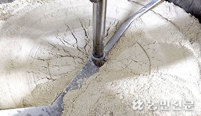 ⑥ 완성된 누룩은 술을 만들 때 섞어 쓴다. 누룩은 술의 발효를 돕는다.