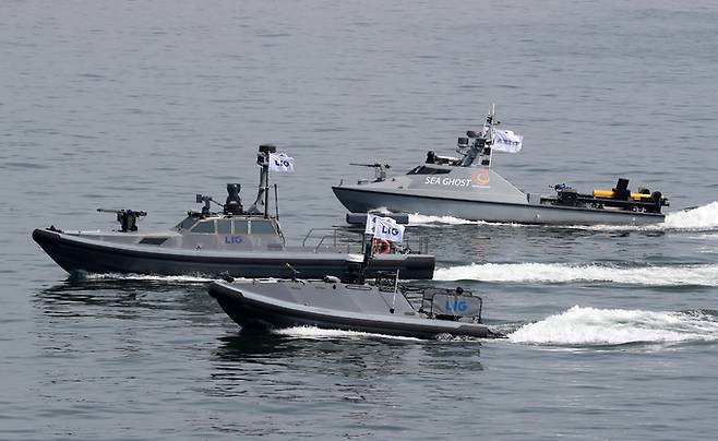 해양 유·무인 복합전투체계 ‘네이비 씨 고스트’(Navy Sea GHOST)를 적용한 상륙작전 시연에 참가한 국산 무인수상정들이 해안으로 접근하고 있다. 세계일보 자료사진