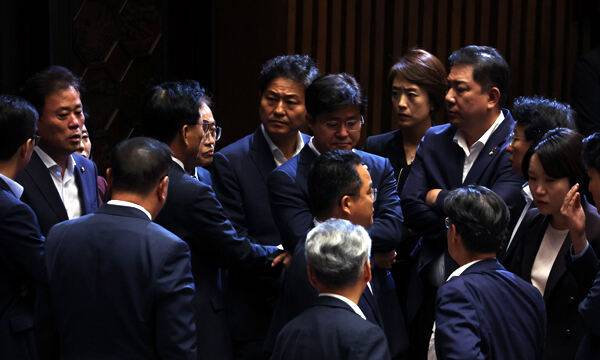 더불어민주당 박광온 원내대표 등이 21일 국회 본회의장에서 이재명 대표 체포동의안 가결이 예상되자 어두운 표정을 짓고 있다. 연합뉴스