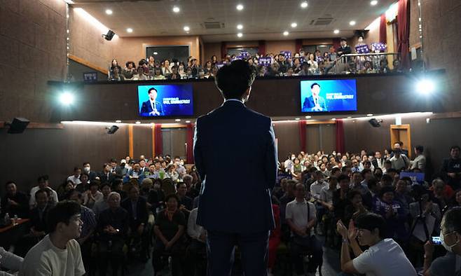 시대전환 조정훈 의원이 22일 부산을 방문해 지지자들과 만나 토크콘서트를 진행하고 있다. 시대전환 제공