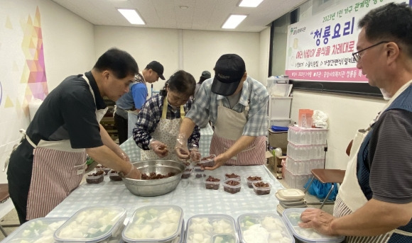 서울 관악구에서 거주하는 1인 가구 주민들이 간편식을 만들고 있다. 관악구 제공