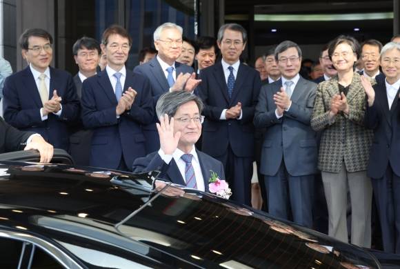 대법원 나서는 김명수 대법원장 - 김명수(가운데) 대법원장이 22일 오전 서울 서초구 대법원에서 퇴임식을 마친 후 대법원을 나서고 있다. 2017년 9월 25일 취임한 김 대법원장은 6년의 임기를 마치고 퇴임한다. 2023.9.22