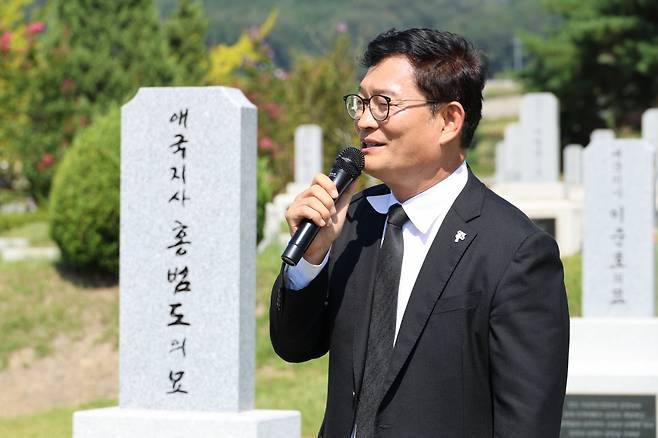 송영길 전 더불어민주당 대표가 지난 10일 대전 유성구 국립대전현충원 홍범도 장군 묘역을 찾아 참배한 뒤 발언하고 있다. ⓒ연합뉴스