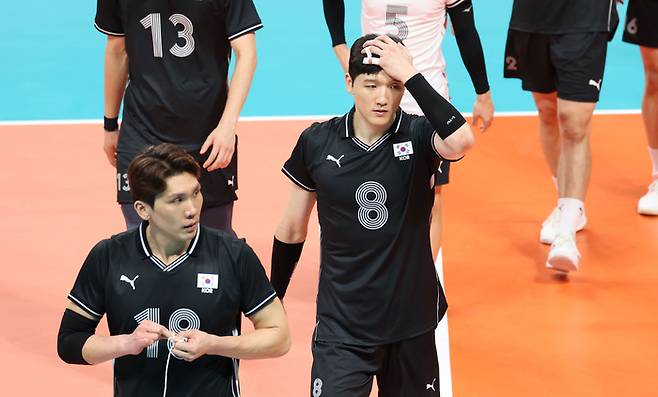 한국 남자배구 대표 선수들이 22일 중국 저장성 사오싱시 차이나텍스타일시티 스포츠센터에서 열린 항저우 아시안게임 12강 파키스탄전에서 패한 뒤 아쉬워하고 있다. 연합뉴스