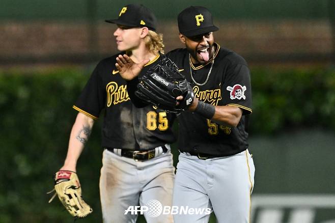 피츠버그의 잭 스윈스키(왼쪽)와 팔라시오스가 승리 후 기뻐하고 있다. /AFPBBNews=뉴스1