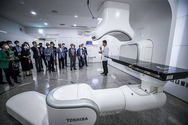 캡션/국내에서 처음으로 중입자 암 치료에 성공했다는 소식이 알려지면서 관련주가 급등하고 있다. 사진은 연세암병원 중입자치료센터 내부.[사진=뉴시스]