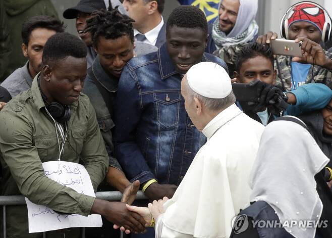 2017년 10월 이탈리아 북부 볼로냐에서 아프리카 이주민 만난 프란치스코 교황  [AP 연합뉴스 자료사진. 재판매 및 DB 금지]