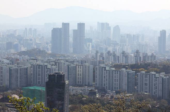 서울 남산에서 바라본 아파트 일대. 사진=연합뉴스.