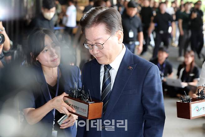 이재명 더불어민주당 대표가 지난달 백현동 개발 비리 의혹 조사를 받기 위해 서울중앙지검에 피의자 신분으로 출석하고 있다. (사진=이데일리 방인권 기자)