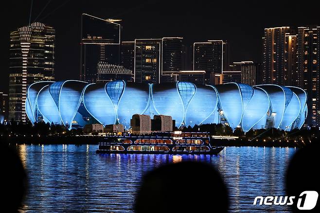 2022 항저우 아시안게임 개막을 4일 앞둔 19일 개회식이 열릴 올림픽 스포츠센터 스타디움에 라이트쇼가 펼쳐지고 있다. 2023.9.19/뉴스1 ⓒ News1 유승관 기자